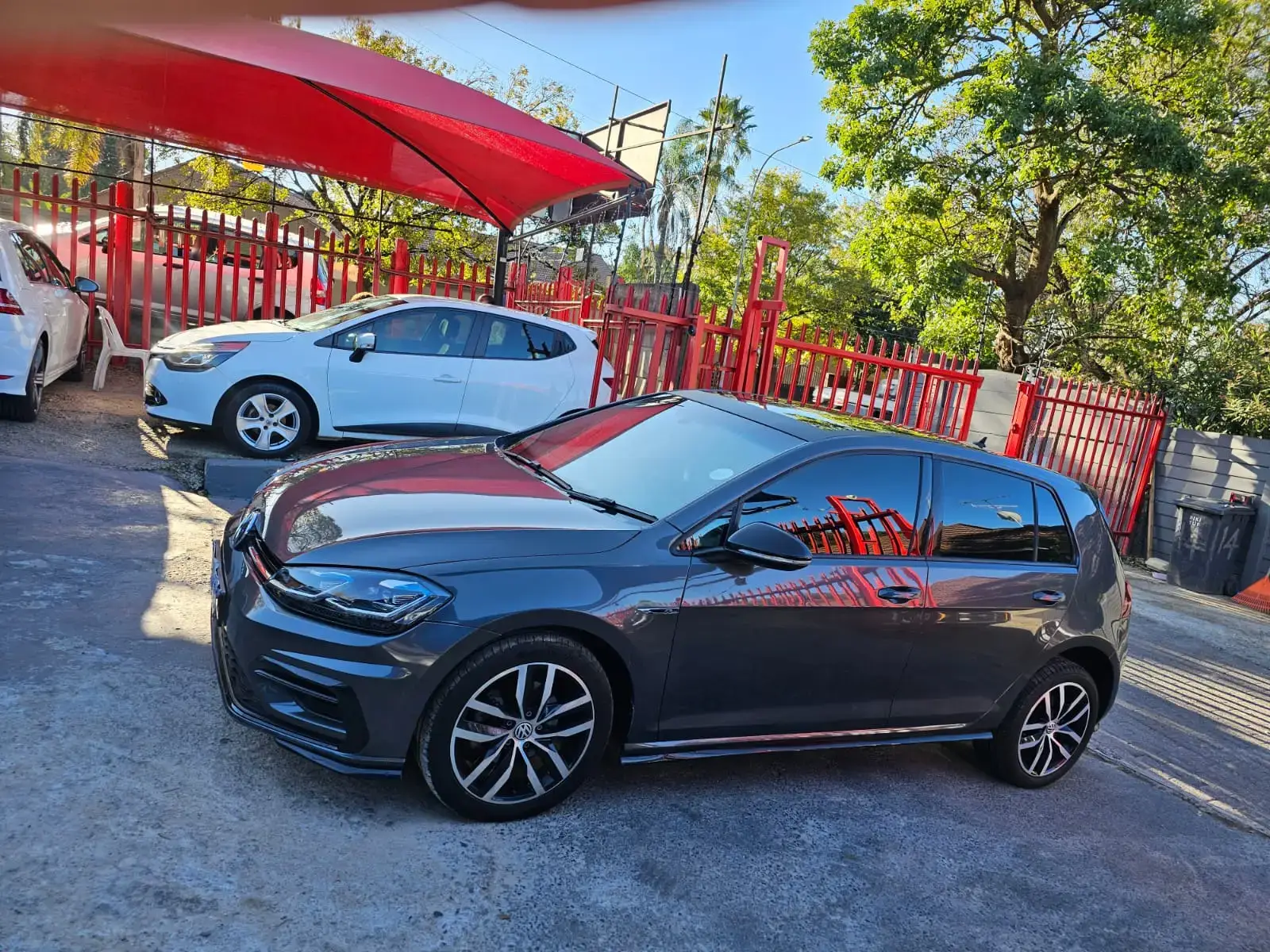 2019 Volkswagen Golf R - Image 3