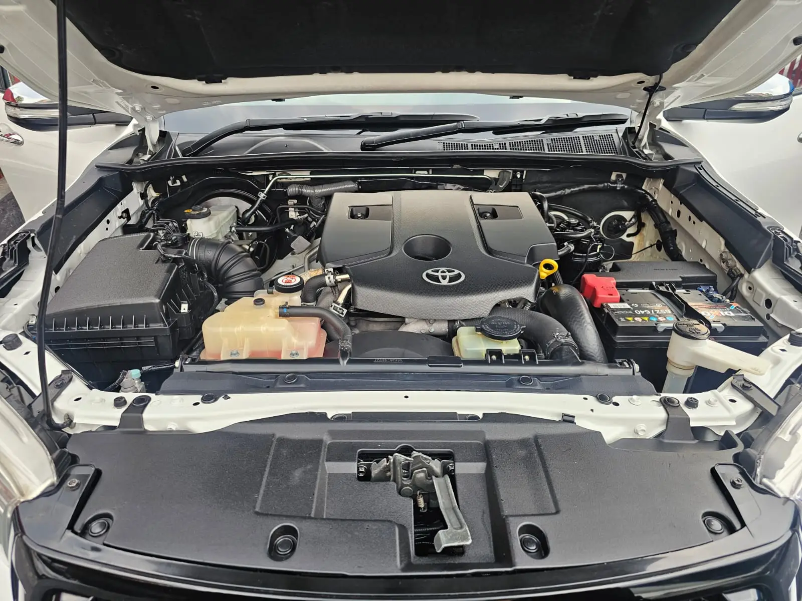 2017 Toyota Hilux 2.8gd6 - Image 18