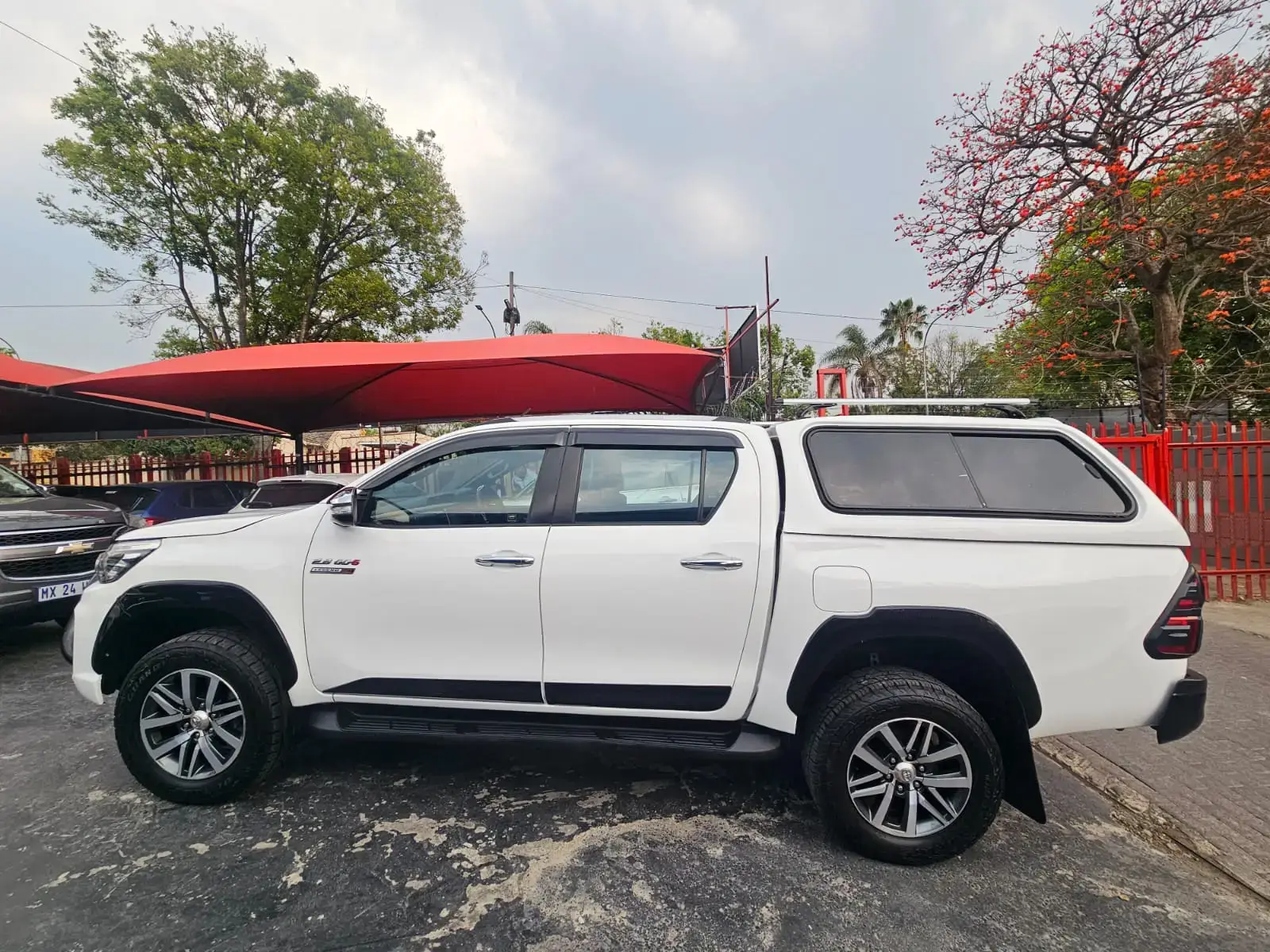 2017 Toyota Hilux 2.8gd6 - Image 6