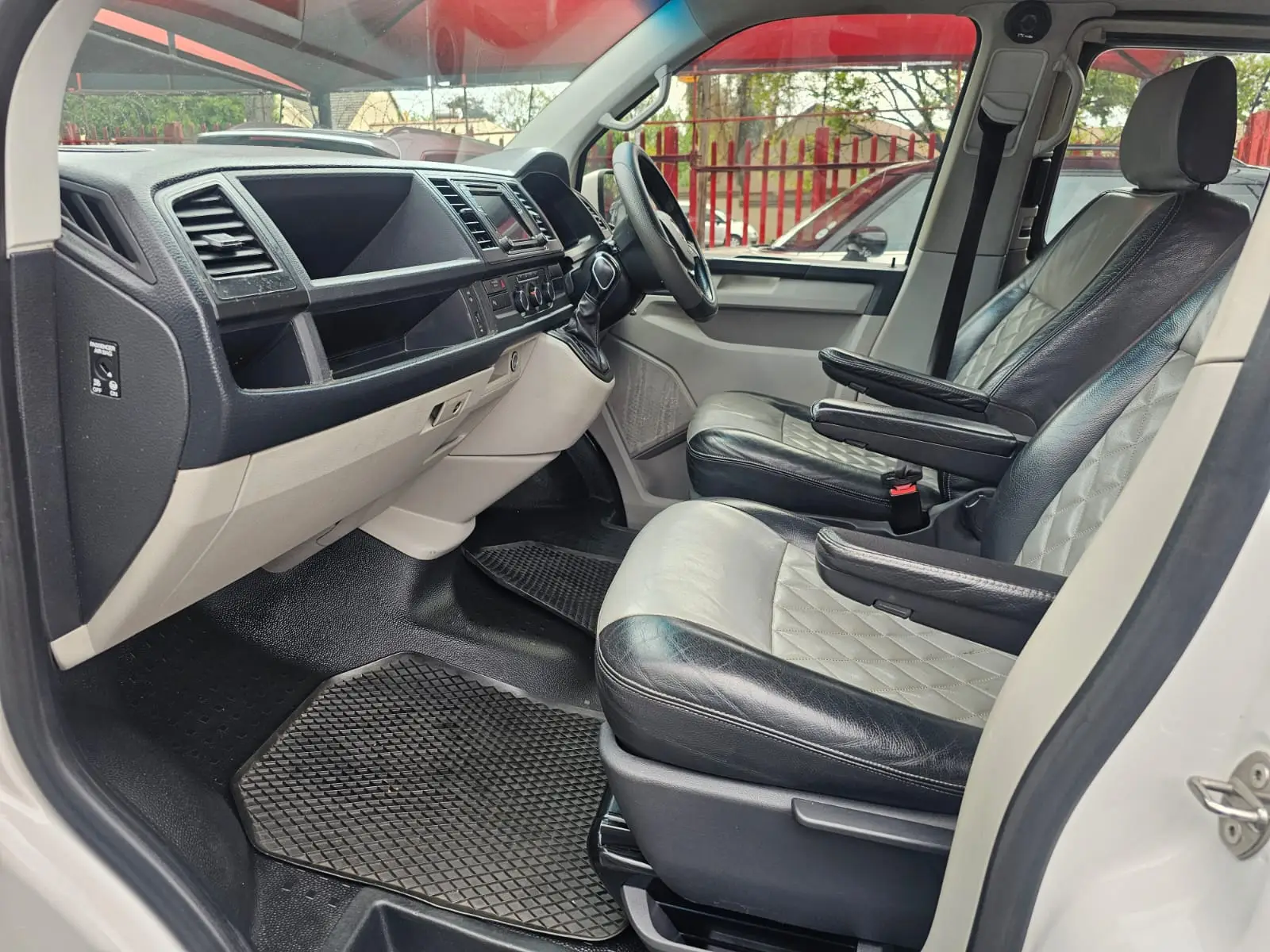 2019 Volkswagen Transporter 2.0TDI CREW BUS LWB - Image 12