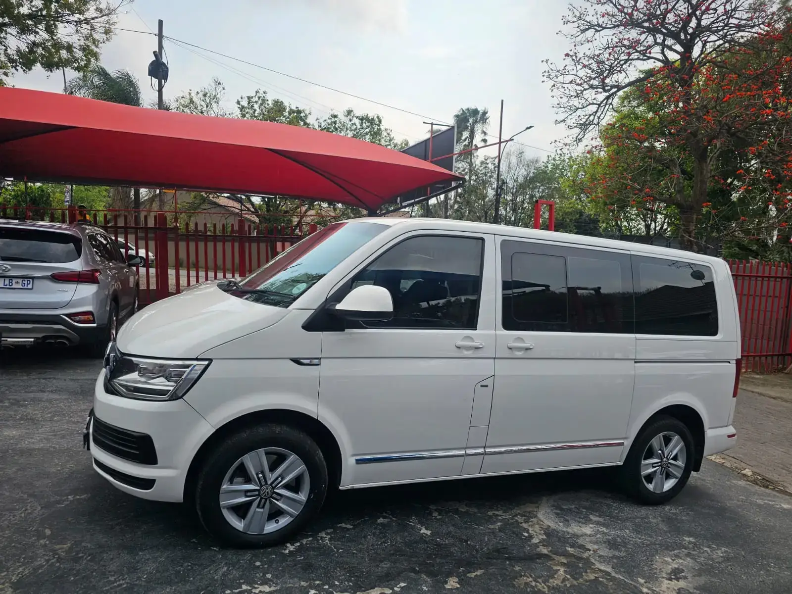 2019 Volkswagen Transporter 2.0TDI CREW BUS LWB - Image 3