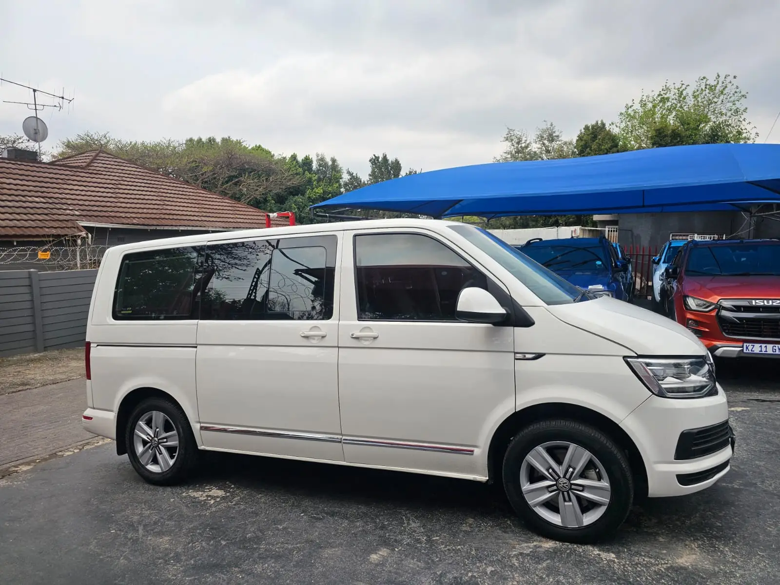 2019 Volkswagen Transporter 2.0TDI CREW BUS LWB - Image 2