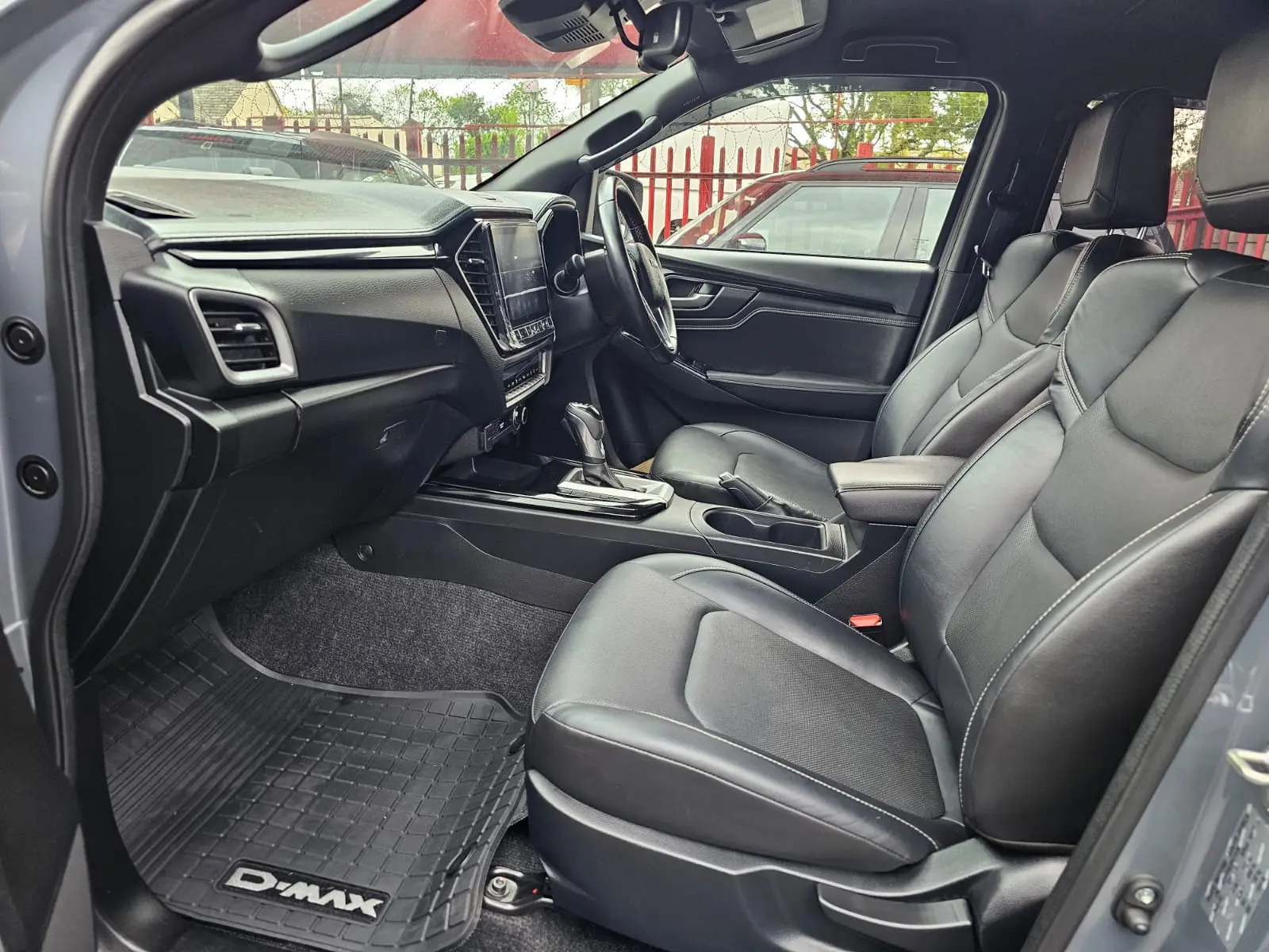 2025 Isuzu D-Max 3.0 DOUBLE CAB V CROSS 4X4 - Image 12