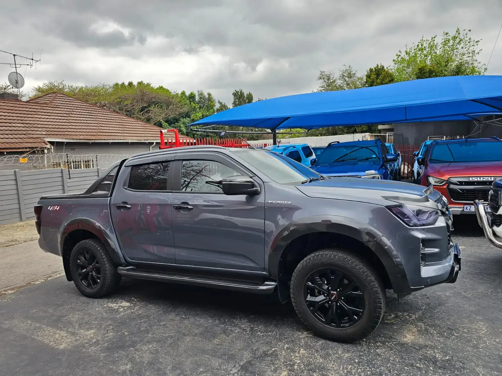 2025 Isuzu D-Max 3.0 DOUBLE CAB V CROSS 4X4 - Image 2